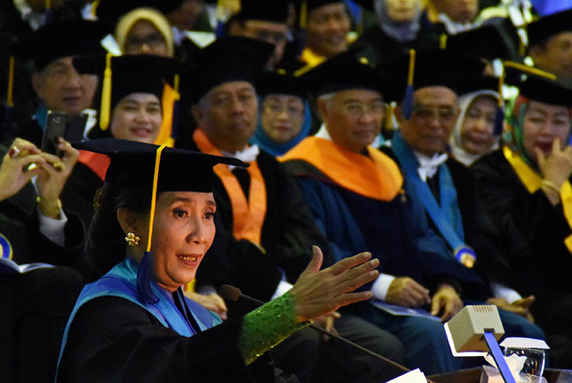 Menteri KKP Susi Pudjiastuti menyampaikan orasi ilmiahnya, pada Penganugerahan gelar doktor kehormatan (honoris causa) dari Universitas Diponegoro (Undip) di Semarang, Jawa Tengah, Sabtu (3/12). 