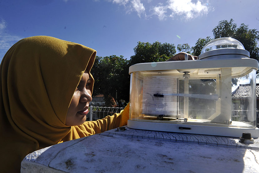 Petugas BMKG (Badan Meteorologi, Klimatologi dan Geofisika) mengamati alat pengukur radiasi sinar matahari (Actinograf Bimetal) di Laboratorium Terbuka BMKG Serang, di Banten, Sabtu (3/12). 