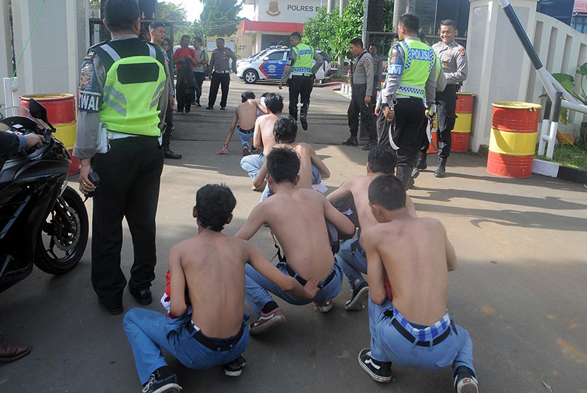 Polres Bogor menangkap sejumlah pelajar yang hendak tawuran menggunakan sajam.