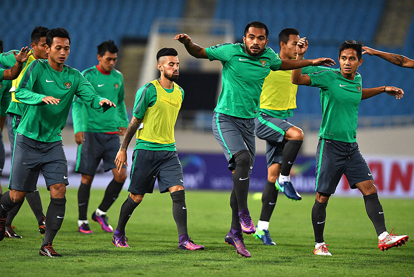 Sejumlah pesepak bola tim nasional Indonesia melakukan latihan resmi dan uji coba lapangan di Stadion Nasional My Dinh, Hanoi, Vietnam, Selasa (6/12).