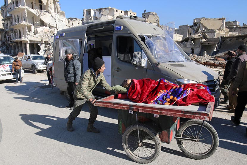 Puluhan bus dan ambulans mengevakuasi ribuan orang penduduk sipil di Aleppo pada Kamis (15/12).