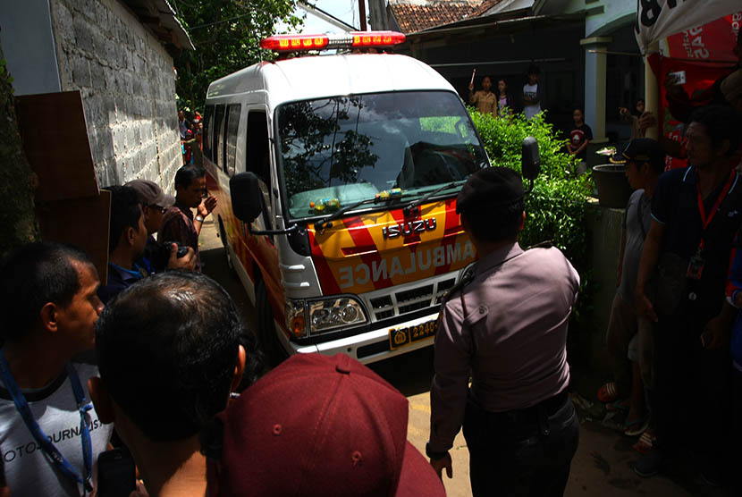 Mobil jenazah memasuki tempat kejadian perkara (TKP) penggerebekan dan penembakan terduga teroris di Setu, Tangerang Selatan, Banten, Rabu (21/12).