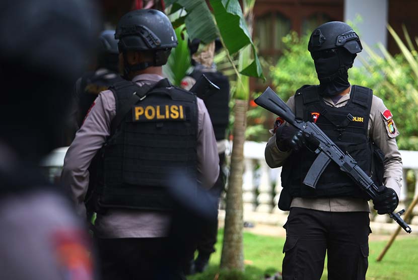Anggota Brimob Polda Metro Jaya menjaga tempat kejadian perkara (TKP) penggerebekan dan penembakan terduga teroris di Setu, Tangerang Selatan, Banten, Rabu (21/12). 
