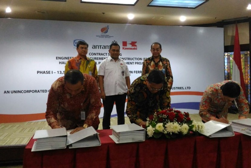 PT. Aneka Tambang melakukan kontrak kerjasama dengan PT. Wijaya Karya dan PT. Kawasaki Heavy Industries dalam pembangunan smelter di Halmahera Timur, Rabu (21/12).  