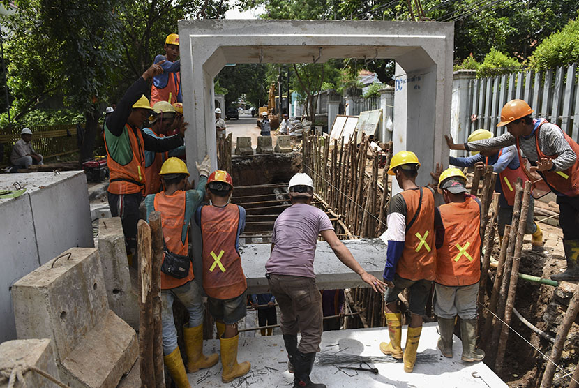 Sejumlah pekerja menyelesaikan proyek pembangunan jaringan listrik 150 KV bawah tanah di Menteng, Jakarta, Rabu (21/12). 