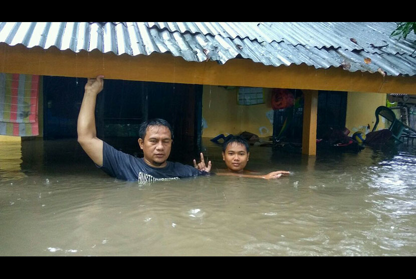 Ribuan rumah terendam banjir di Kota Bima, Kabupaten Bima dan Kabupaten Sumbawa Provinsi Nusa Tenggara Barat pada Rabu (21/12) pukul 03.00 WITA.