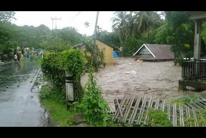 Ribuan rumah terendam banjir di Kota Bima, Kabupaten Bima dan Kabupaten Sumbawa Provinsi Nusa Tenggara Barat pada Rabu (21/12) pukul 03.00 WITA.