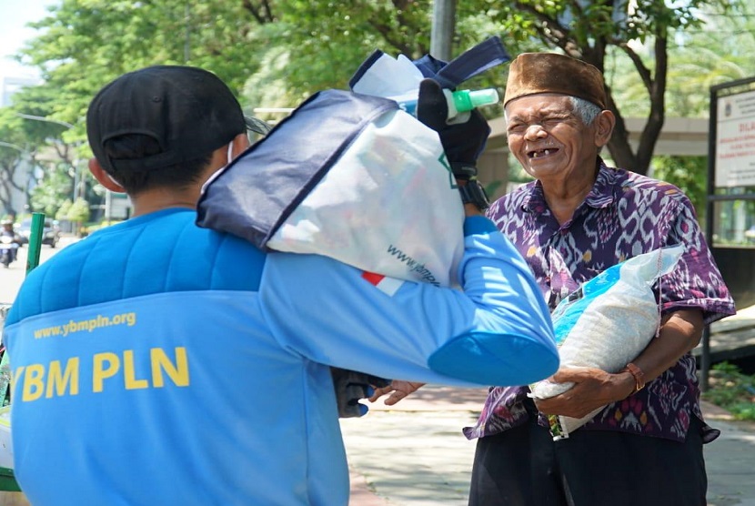 PLN memberikan bantuan 500 paket sembako di Banda Aceh. Foto ilustrasi PLN membagikan bantuan.