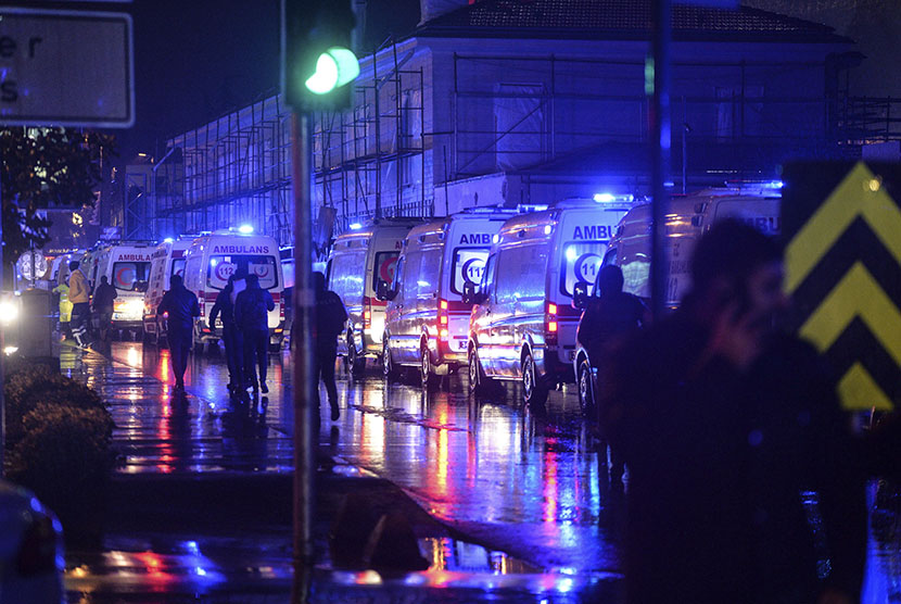 Deretan kendaraan ambulan di lokasi serangan pria bersenjata di Istanbul, Turki, Ahad (1/1).