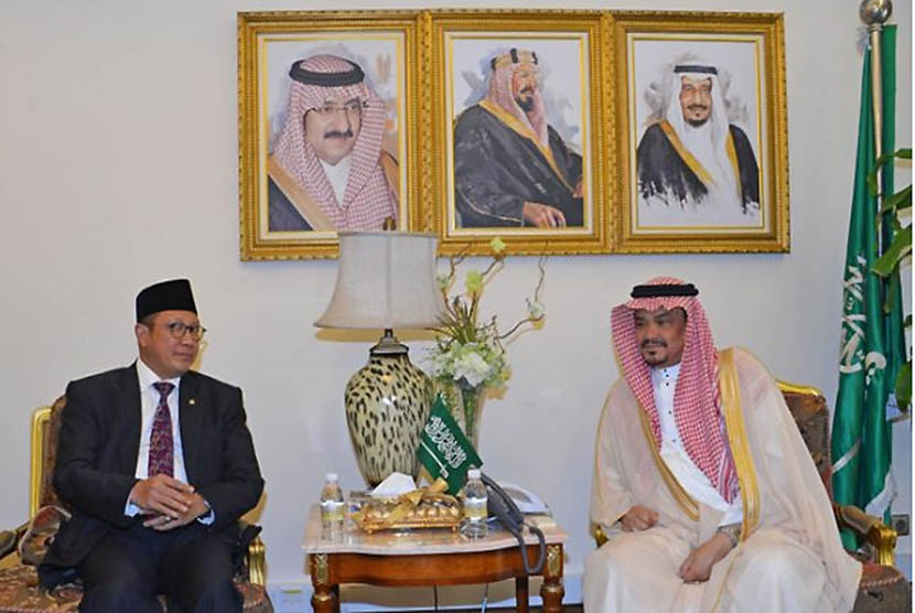 Menteri Agama Lukman Hakim Saifuddin bertemu dengan Menteri Haji dan Umrah Arab Saudi Muhammad Bantan di Jeddah, Arab Saudi.