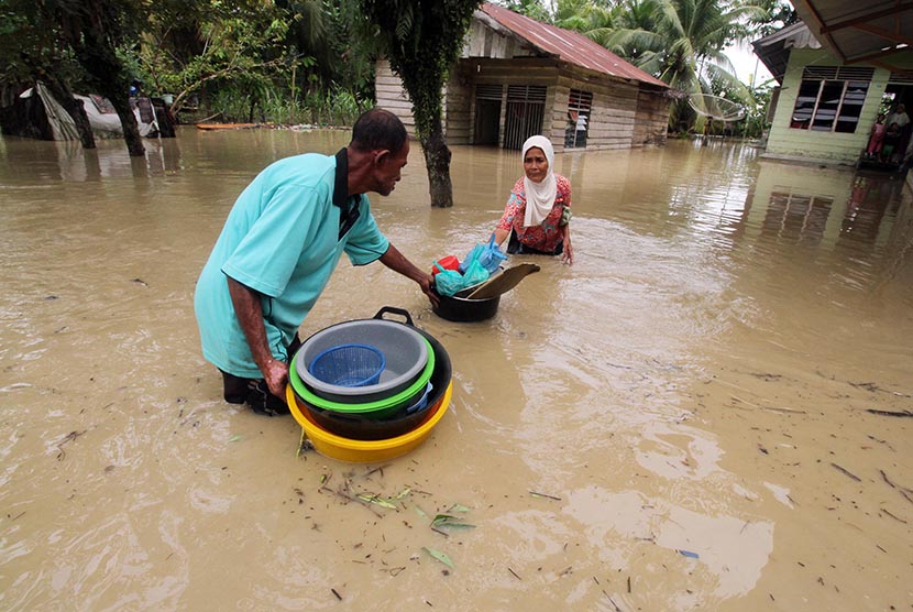 Warga menyelamatkan barang saat banjir melanda Aceh 