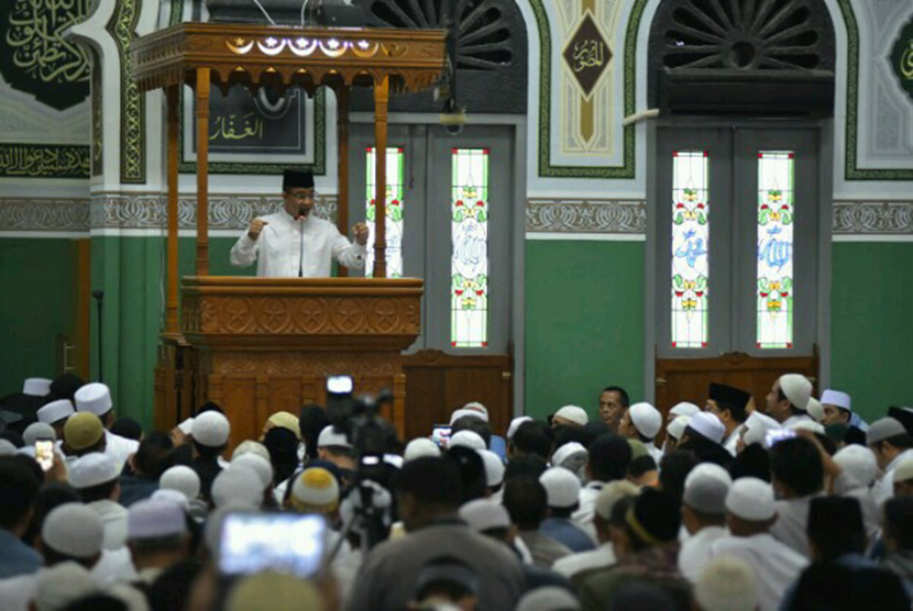  Calon Gubernur DKI Jakarta Anies Baswedan hadir dalam Tabligh Akbar Politik Indonesia di Masjid Agung Al-Azhar, Jakarta Ahad (15/1).