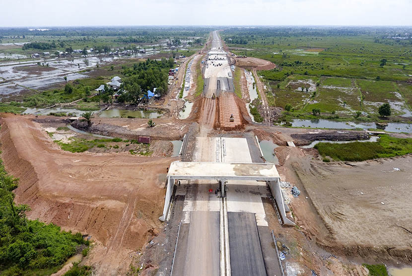 Foto udara proyek pembangunan jalan tol Sumatra ruas Palembang-Indralaya (Palindra) Seksi I di Kecamatan Pemulutan, Kab Ogan Ilir (OI), Sumatra Selatan, Selasa (17/1). 