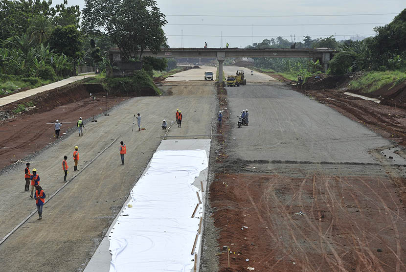 Pekerja menyelesaikan pembangunan proyek jalan tol Cinere - Jagorawi (Cijago) seksi II di kawasan Kukusan, Beji, Depok, Rabu (18/1). 