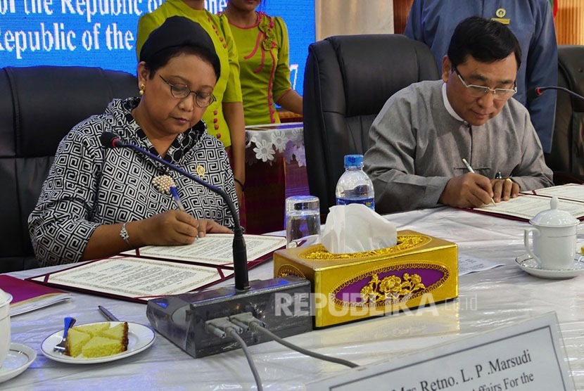 Menlu Retno Lestari Priansari Marsudi melakukan penandatanganan penyerahan bantuan kemanusiaan dengan Menteri Kesejahteraan Sosial Myanmar, Win Myat Aye di Kantor Gubernur Rakhine State, Myanmar, Sabtu (21/1).