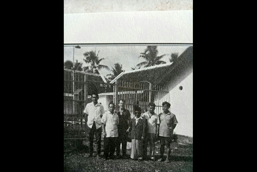Orang-orang yang pernah dipenjara Sukarno. Dari kiri ke kanan: Mochtar Lubis, M Yunan Nasution, HJ Princen, K.H. Isa Anshary, E.Z. Muttaqien, dan (?) di penjara Jl Keagungan, Jakarta.