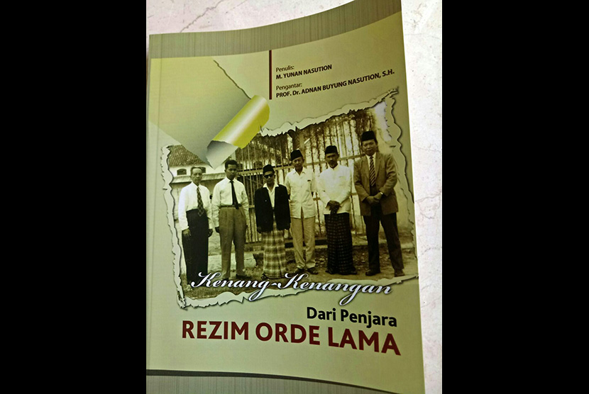 Orang-orang yang pernah dipenjara Sukarno. Dari kiri ke kanan: Mochtar Lubis, M Yunan Nasution, HJ Princen, K.H. Isa Anshary, E.Z. Muttaqien, dan (?) di penjara Jl Keagungan, Jakarta.