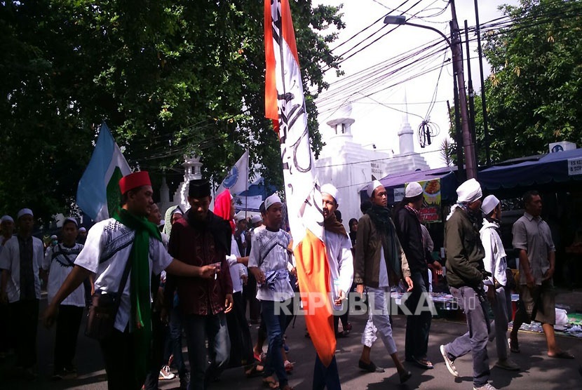 Massa FPI meninggalkan Masjid Al-Azhar menuju Polda Metro Jaya untuk berunjuk rasa dan mengawal pemeriksaan Habib Rizieq oleh Polda Metro Jaya.