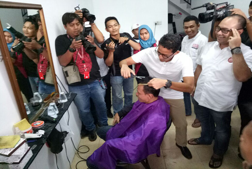 Calon Wakil Gubernur DKI Jakarta Sandiaga Salahudin Uno mengadakan Cukur Rambut Gratis di 100 titik di Jakarta