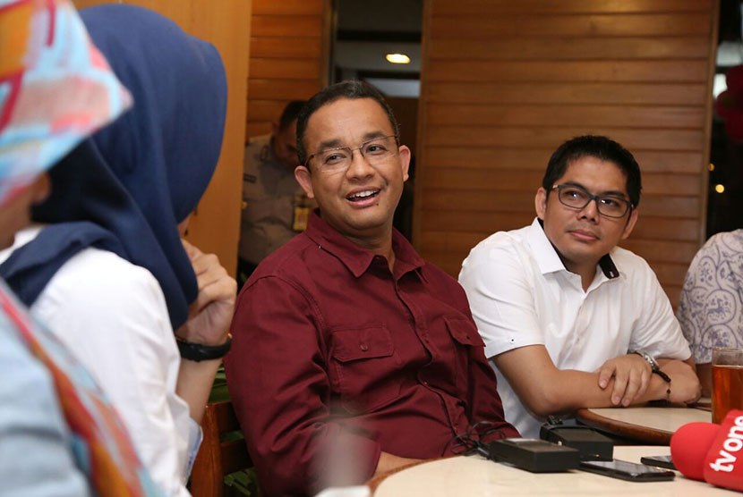  Calon Gubernur DKI Jakarta, Anies Baswedan saat berssaat makan siang bersama awak media di bilangan Taman Sari, Jakarta Barat, Rabu (25/1).