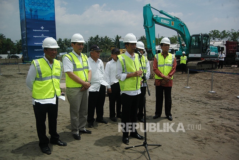 Presiden Joko Widodo memberikan keterangan kepada wartawan di lahan pembangunan New Yogyakarta Internasional Airport (NYIA) di Temon, Kulonprogo, DI Yogyakarta, Jumat (27/1). 