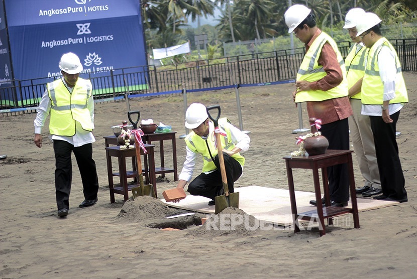  Presiden Jokowi meletakan batu pertama pembangunan New Yogyakarta Internasional Airport (NYIA) di Temon, Kulonprogo, DI Yogyakarta, Jumat (27/1). 