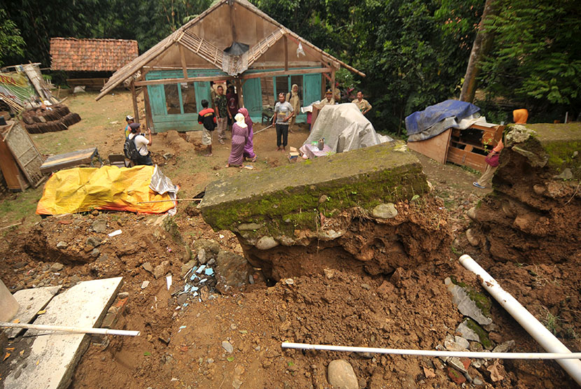 Petugas melakukan pendataan rumah dan korban bencana tanah bergerak di Desa Dermasuci, Kabupaten Tegal, Jawa Tengah, Senin (30/1). 