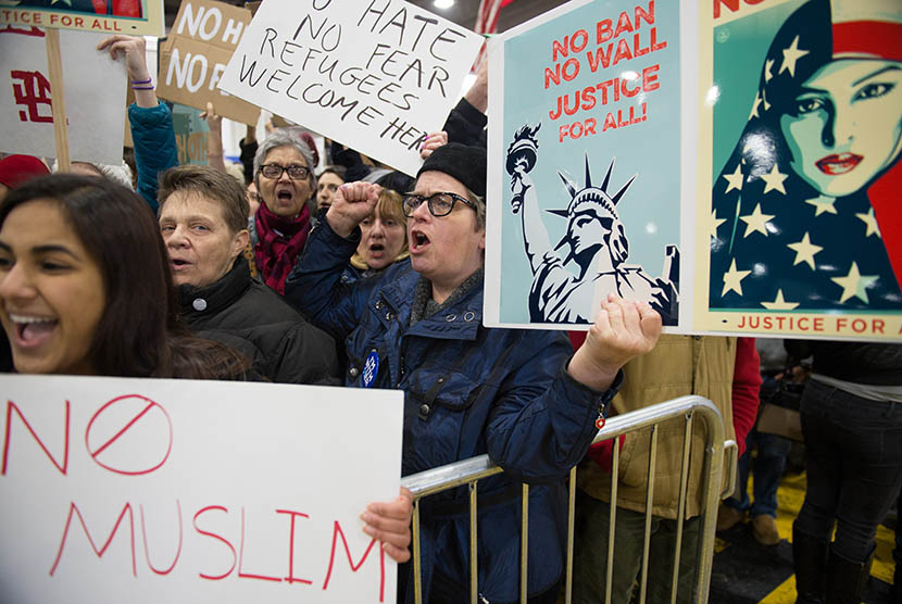 Aksi unjuk rasa memprotes kebijakan Presiden AS Donald Trump yang melarang masuk imigran Muslim.
