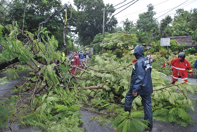 Badan Meteorologi Klimatologi dan Geofisika (BMKG) mengeluarkan peringatan dini kewaspadaan pada enam daerah di wilayah Banten.