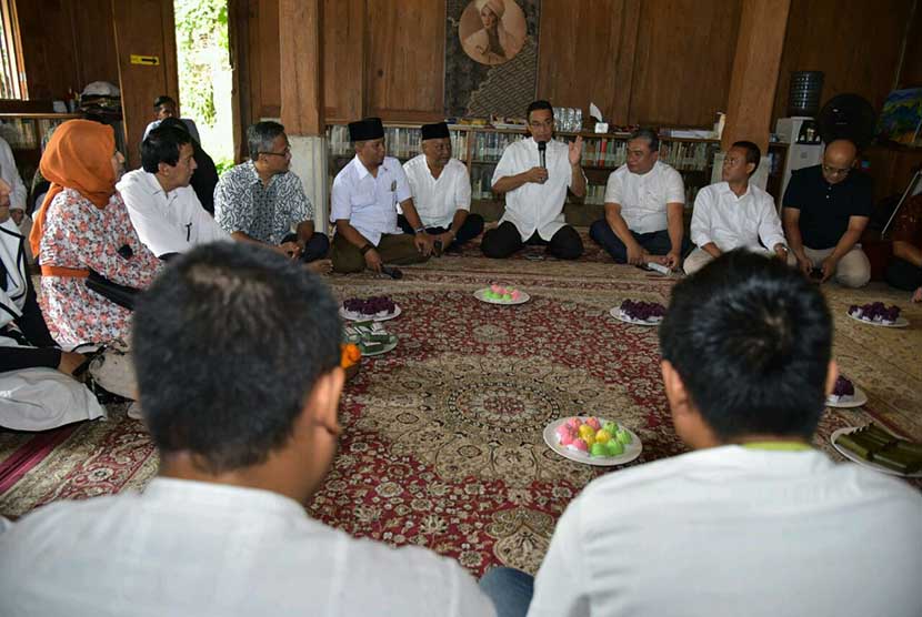 Calon Gubernur DKI Jakarta Anies Baswedan mendapat kunjungan warga dari daerah kelahirannya, Kuningan, Jawa Barat. 