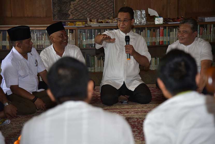 Calon Gubernur DKI Jakarta Anies Baswedan mendapat kunjungan warga dari daerah kelahirannya, Kuningan, Jawa Barat. 