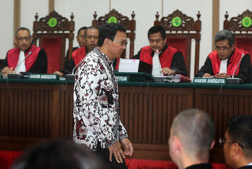 Terdakwa kasus penistaan agama Basuki Tjahaja Purnama atau Ahok menjalani sidang ke-10 di Auditorium Kementerian Pertanian, Jakarta, Senin (13/2). 