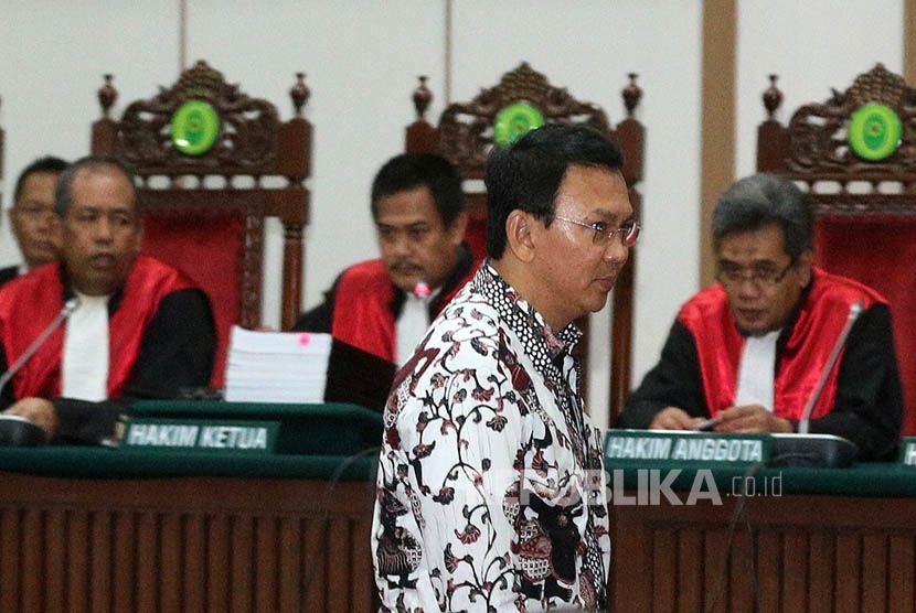 Terdakwa kasus penistaan agama Basuki Tjahaja Purnama atau Ahok menjalani sidang ke-10 di Auditorium Kementerian Pertanian, Jakarta, Senin (13/2). 