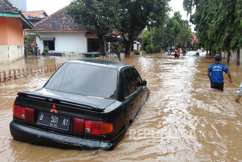 Banjir merendam jalan raya di Kelurahan Bukit Duri, Jakarta, Kamis (16/2).