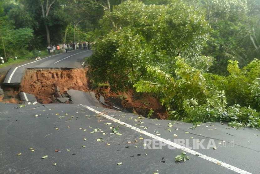                         Jalan raya Kuningan -  Majalengka terputus total di Desa Kawah Manuk, Kecamatan Darma, Kabupaten Kuningan, Jumat (17/2).