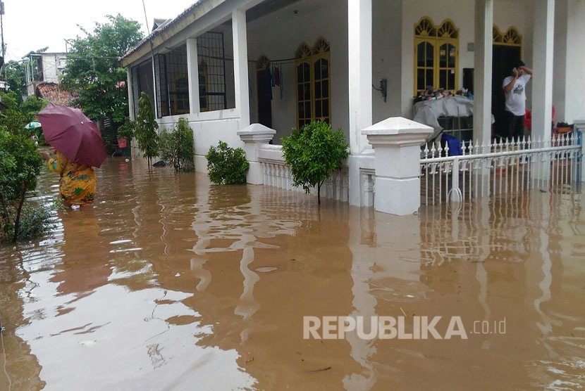 Banjir di Jalan Budi Harapan, Kelurahan Cipinang Melayu, Kecamatan Makassar, Jakarta Timur, Selasa (21/2).