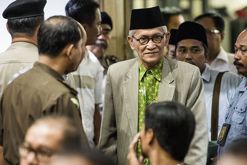 Expert on Islamic Science from the Central Board of Nahdlatul Ulama (PBNU) Miftachul Akhyar (center) entered the courtroom of religious blasphemy case at the Ministry of Agriculture, Jakarta, Tuesday (Feb 21).