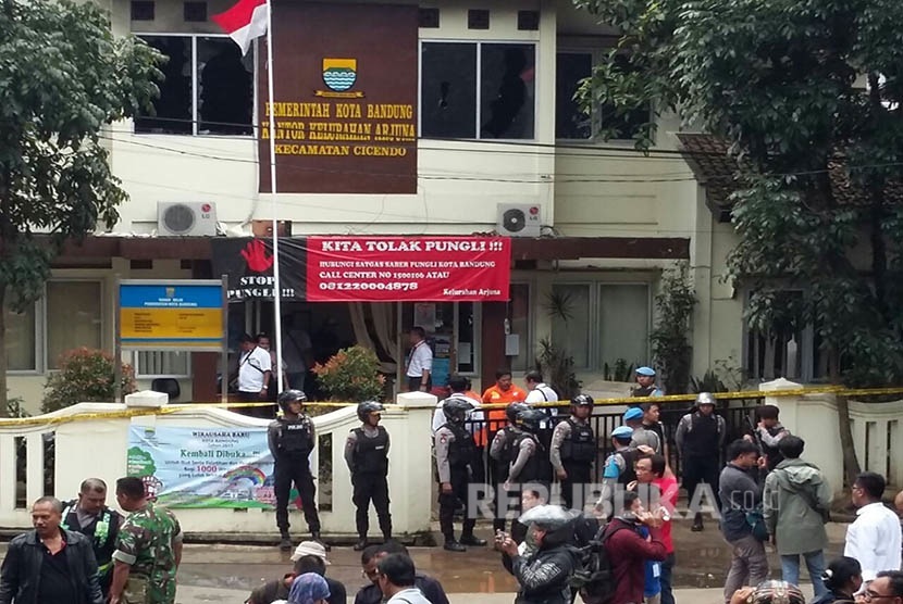 Anggota Brimob  berjaga mengamankan Kantor Kelurahan Arjuna, Pasca pelaku peledakan dibawa menggunakan Ambulance, Jalan Ajuna, Kota Bandung, Senin (27/2).
