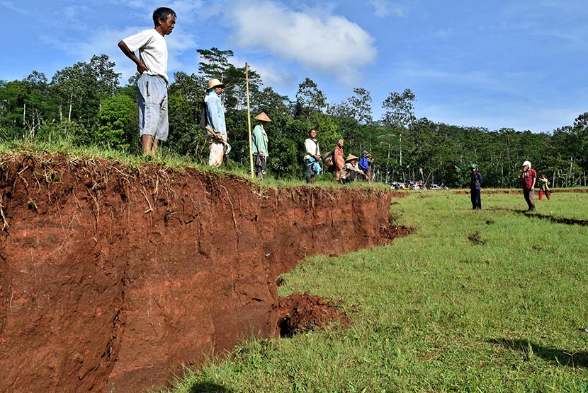 Warga mengamati lokasi tanah yang amblas akibat bencana tanah bergerak di Dusun Delik, Candigaron, Sumowono, Kabupaten Semarang, Jawa Tengah, Kamis (2/3). 