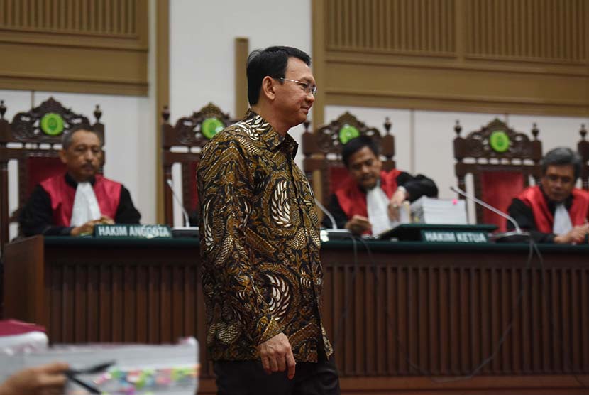 Terdakwa kasus dugaan penistaan agama Basuki Tjahaja Purnama berjalan memasuki ruang sidang di Auditorium Kementerian Pertanian, Jakarta, Selasa (7/3). 
