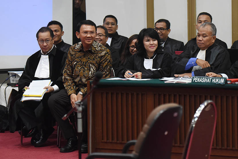 Terdakwa kasus dugaan penistaan agama Basuki Tjahaja Purnama (kedua kiri) berbincang dengan kuasa hukumnya dalam sidang lanjutan di Auditorium Kementerian Pertanian, Jakarta, Selasa (7/3). 