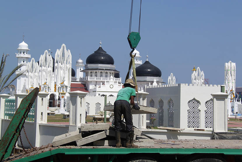 Pekerja menyelesaikan proyek renovasi pembangunan Masjid Raya Baiturrahman, Banda Aceh, Selasa (14/3). 
