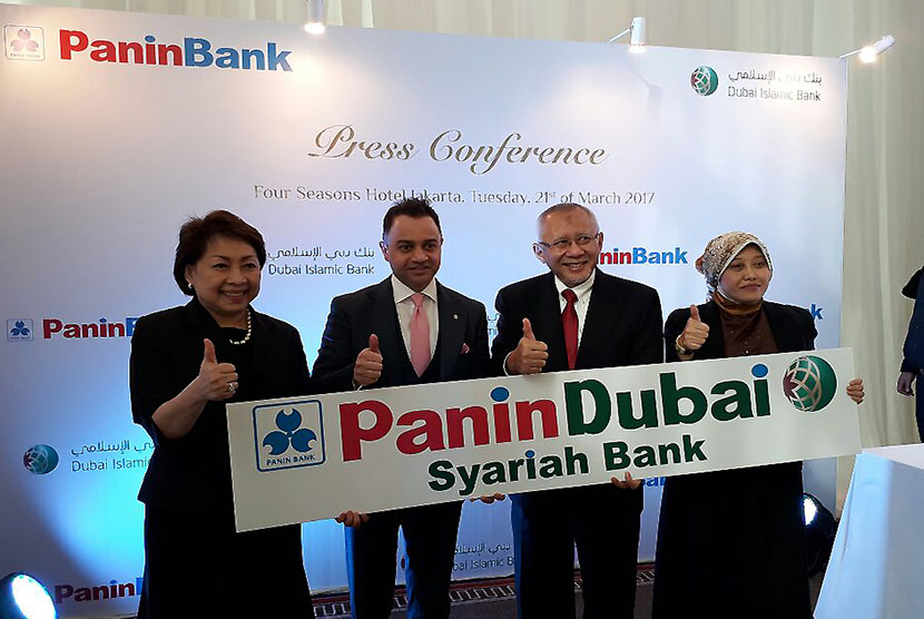                        Peresmian logo dan nama baru dari Bank Panin Syariah menjadi Panin Dubai Syariah Bank, setelah Dubai Islamic Bank menjadi pemegang saham mayoritas, Selasa (21/3). 