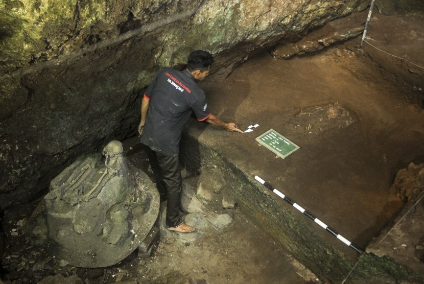 Arkeolog menandai lokasi hasil temuan eskavasi manusia purba di Situs Purbakala Gua Pawon, Kabupaten Bandung Barat , Jawa Barat, Selasa (21/3). 