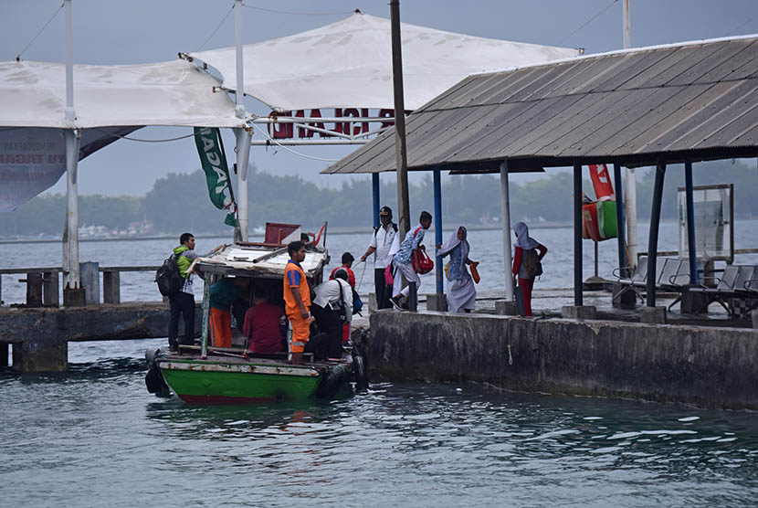Sejumlah siswa turun dari kapal di Dermaga Pulau Pramuka, Kepulauan Seribu, Kamis (23/3). 