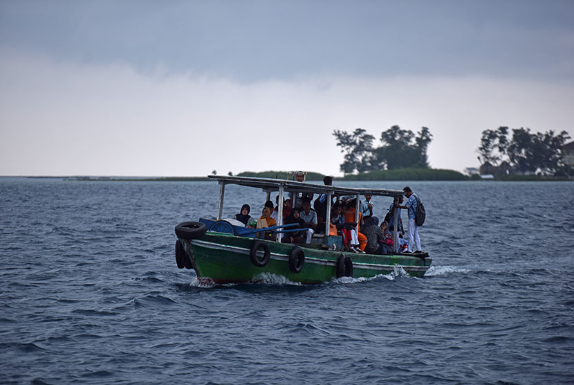 Sejumlah penumpang menaiki kapal menuju Dermaga Pulau Pramuka, Kepulauan Seribu, Jakarta. Pada musim angin barat tahun 2020 ini, jumlah sampah yang diangkut atau tertangani petugas Sudin LH rata-rata mengalami kenaikan 50 hingga 70 persen.