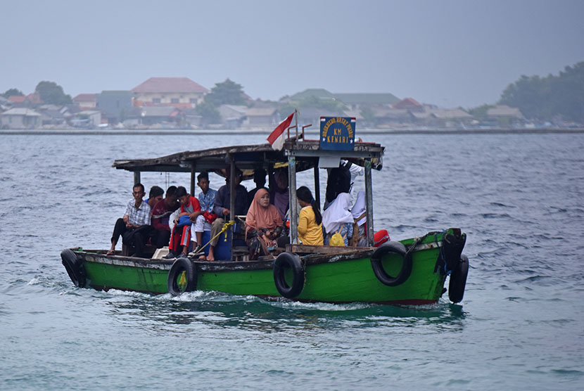  Sejumlah penumpang menaiki kapal menuju Dermaga Pulau Pramuka, Kepulauan Seribu, Kamis (23/3). 