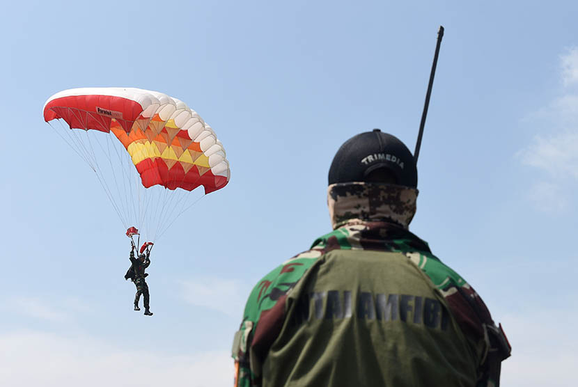   Prajurit Batalyon Intai Amfibi-1 Marinir bersiap saat mengikuti terjun payung bebas (Free fall) dengan ketinggian 8.000 kaki dari pesawat Casa NC212 di Lanudal Juanda Surabaya di Sidoarjo, Jawa Timur, Kamis (23/3). 