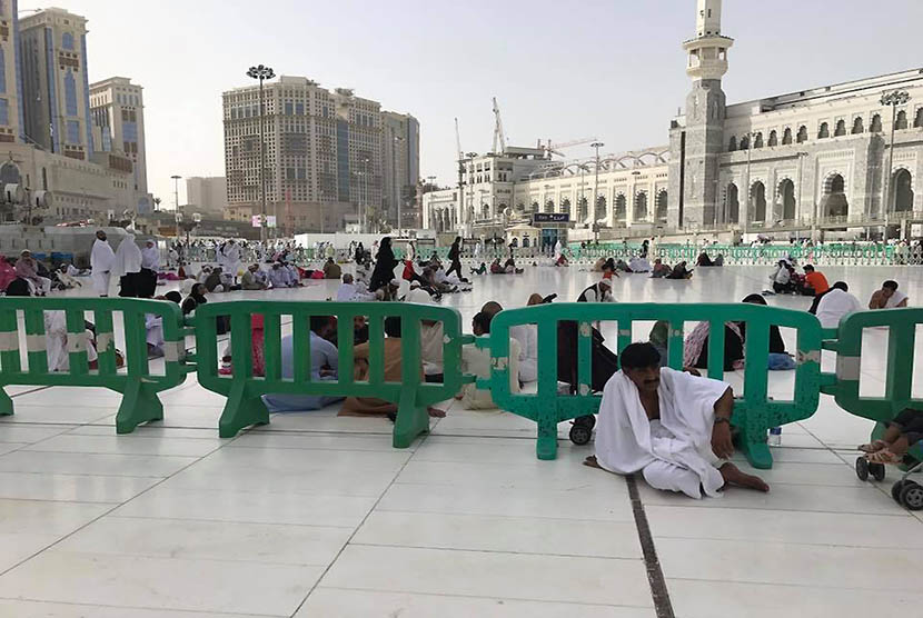 Pagar pembatas plastik hijau di Masjidil Haram.