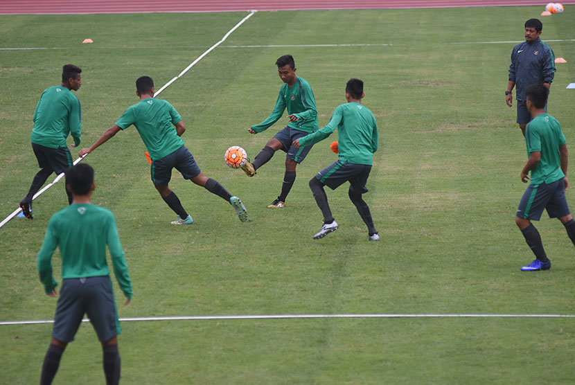 Pelatih Timnas U-19 Indra Sjafri (kanan) memantau para peserta berlatih mengolah bola saat mengikuti seleksi dan pelatihan calon pemain Timnas U-19 di Lapangan Atang Sutresna, Cijantung, Jakarta Timur, Senin (27/3)